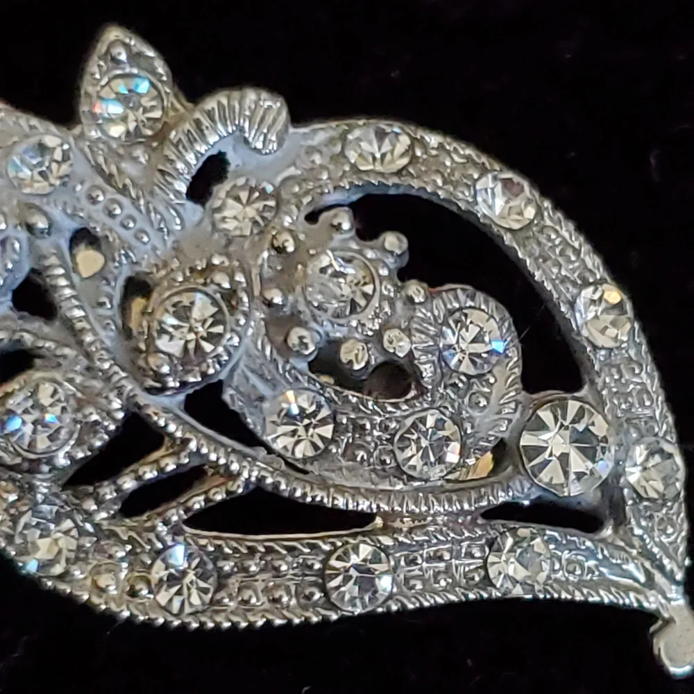 Vintage silvertone flower and leaf brooch with rhinestones